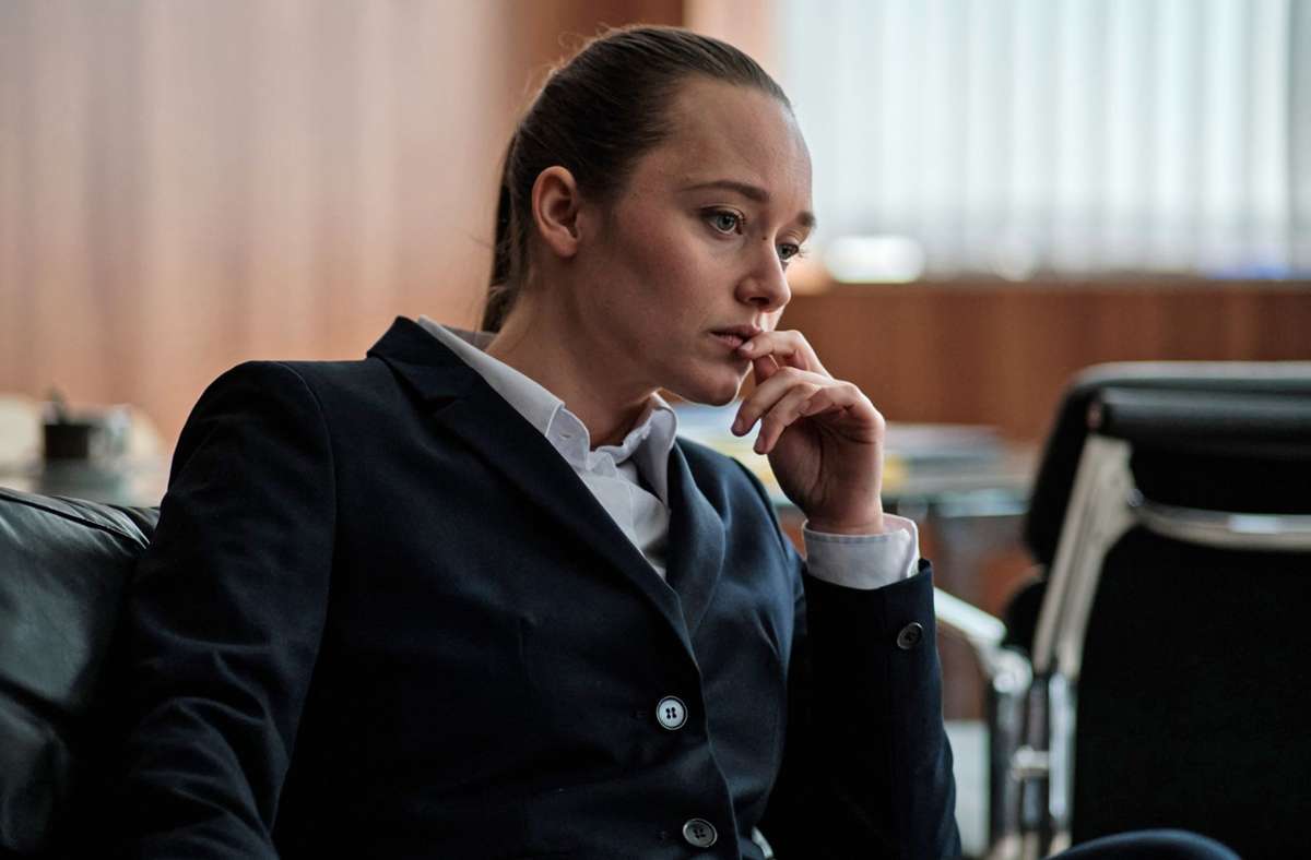 Die junge Anwältin Lisa Schwarz (Lena Kalisch) wird zu einem Problem für ihren Mentor.