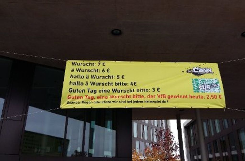 „Guten Tag eine Wurscht bitte, der VfB gewinnt heute“ – mit ihrem Plakat haben die Wurstverkäufer schon so manchen Kunden verwundert. Tatsächlich bekommt man sein Essen auch zum günstigen Tarif, wenn man dem VfB keinen Sieg zuspricht.