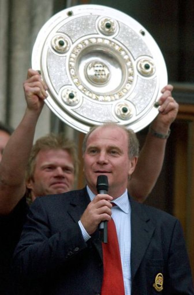 In den kommenden neun Jahren holte der FC Bayern mit Manager Hoeneß fünf Deutsche Meisterschaften - hier feiert das Führungstrio Hoeneß, Rummenigge und Beckenbauer den Titel im Jahr 2003 noch im alten Olympiastadion...