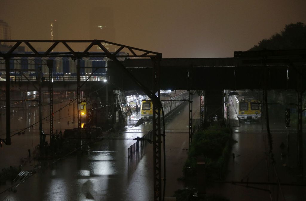 Eine überflutete Bahnstation in Mumbai