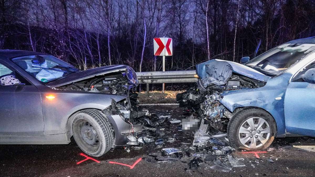  Am Montagmorgen sind zwei Autos in der Nähe von Reichenbach (Kreis Esslingen) frontal zusammengekracht. Drei Personen wurden in umliegende Kliniken gefahren, die Straße wurde teilweise gesperrt. 