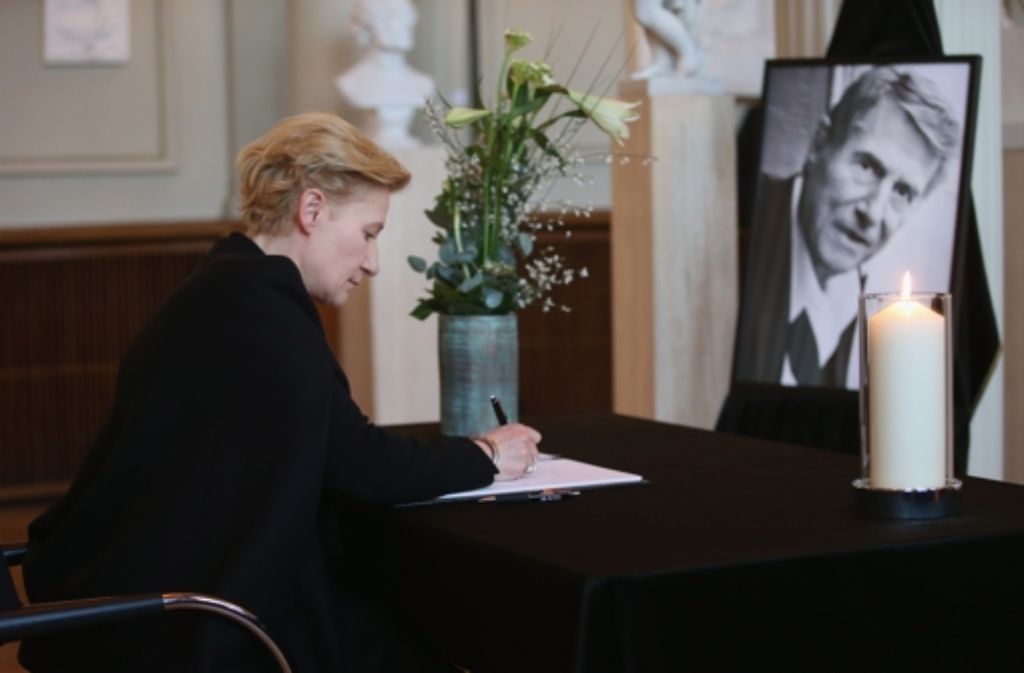 Sonja Jürgens lebt in Berlin. Im Roten Rathaus trägt sich sich in das Kondolenzbuch für ihren verstorbenen Vater Udo Jürgens ein.