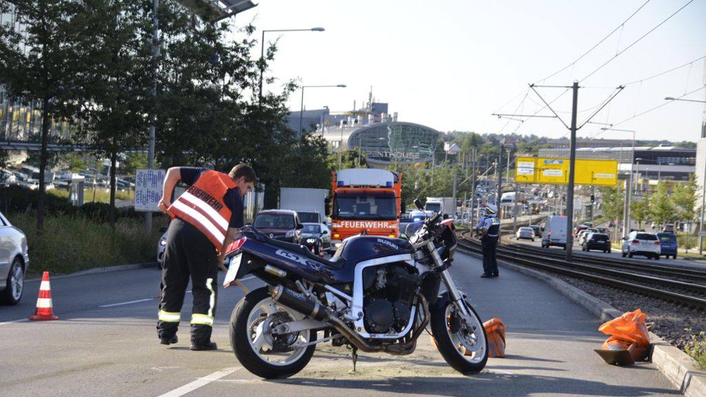 Stuttgart: Motorradfahrer stürzt
