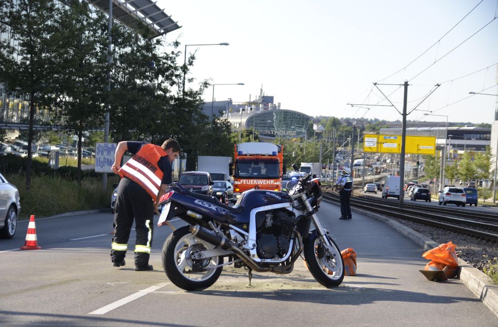 Im Bereich der Heilbronner Straße in Stuttgart-Feuerbach ist ein Motorradfahrer gestürzt.