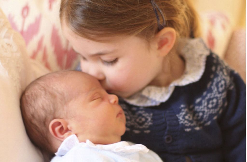 Küsschen für den kleinen Bruder: Prinzessin Charlotte mit dem neugeborenen Prinz Louis.