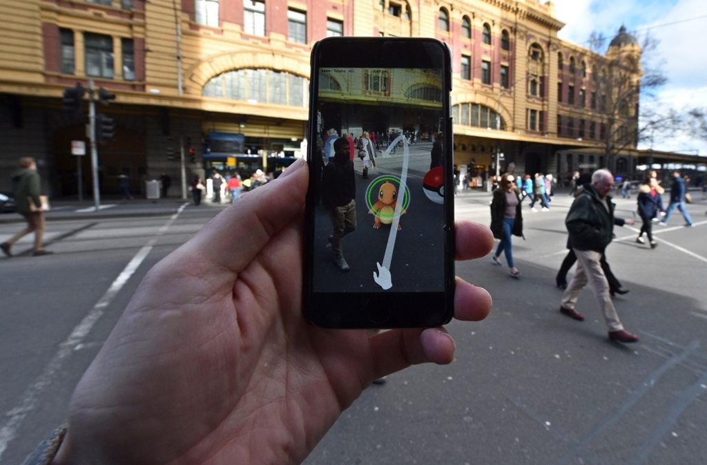 Der Pokemon-Wahn hat auch Down Under erreicht – in Melbourne spielt ein Smartphone-Nutzer „Pokémon Go.“