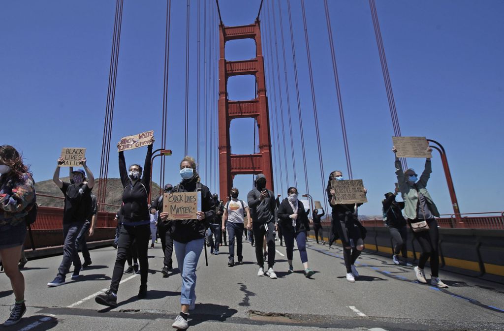 Protestierende laufen auf der Golden Gate Bridge in San Francisco.