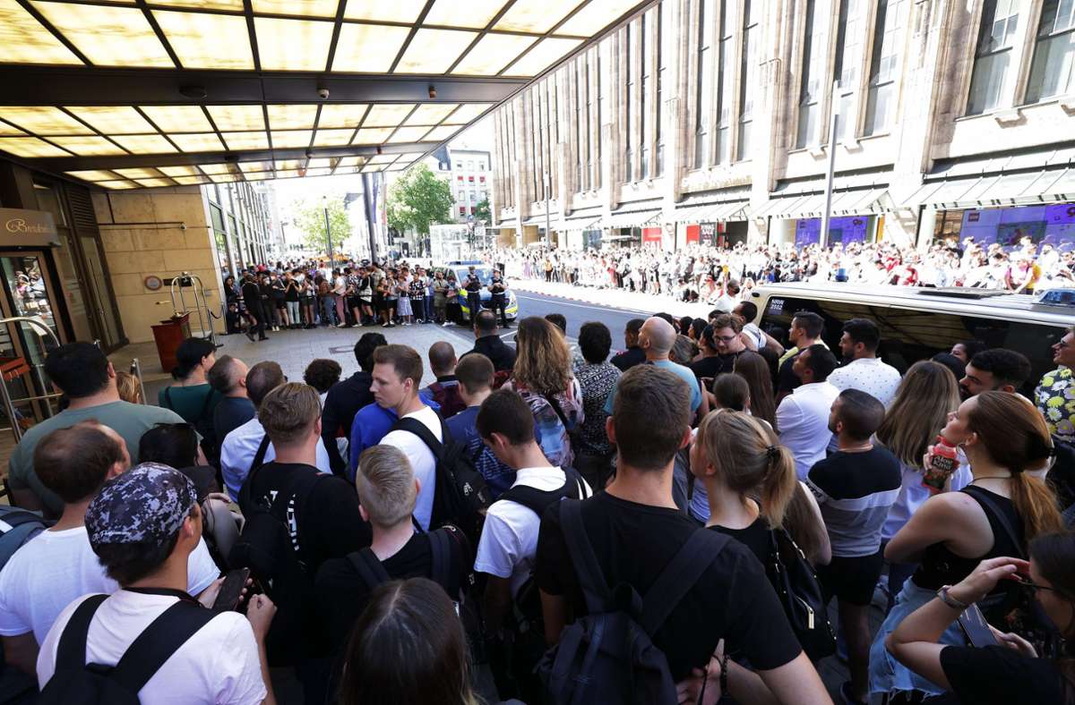 Sie singen, warten Stunde um Stunde - und hoffen auf ein Selfie mit ihrem Superstar: Hunderte Fans hatten bereits am Samstag das Hotel, in dem Pop-Sängerin Lady Gaga vor ihrem einzigen Deutschland-Konzert in Düsseldorf wohnen soll, belagert.