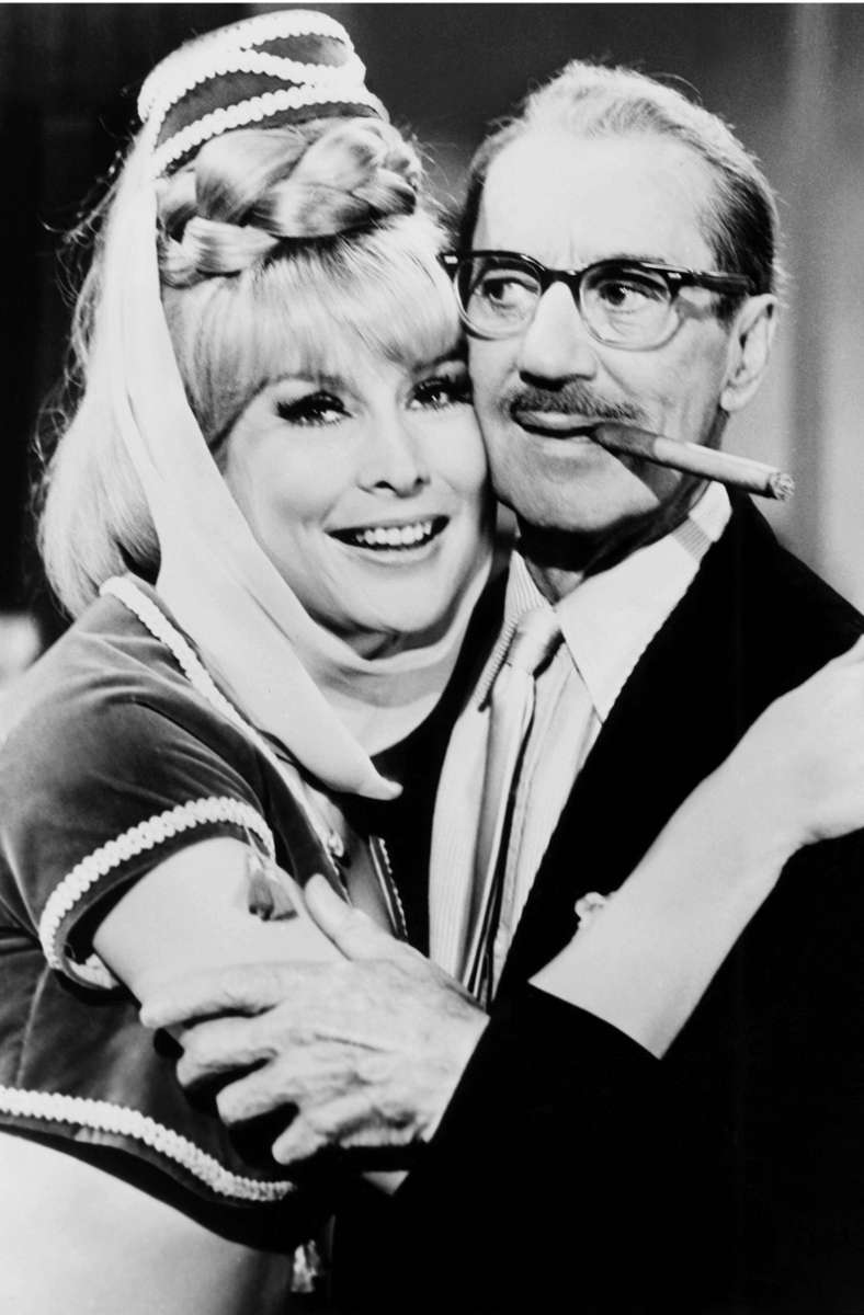 Barbara Eden mit Komiker Groucho Marx, einem Fan der Serie, der einen Gastauftritt absolvierte.