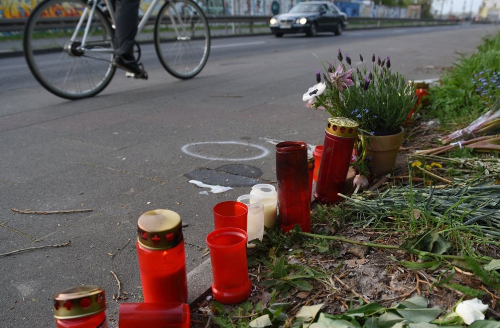 20. April 2015: Grablichter und Blumen stehen in Köln an dem Ort, an dem am 14. April 2015 eine Radfahrerin bei einem illegalem Autorennen tödlich verletzt wurde.