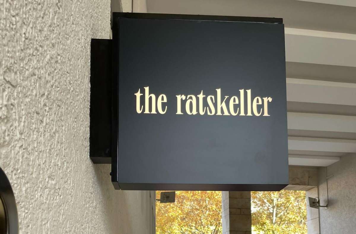 Die Schilder hängen nun: Der Ratskeller heißt künftig „the ratskeller“.