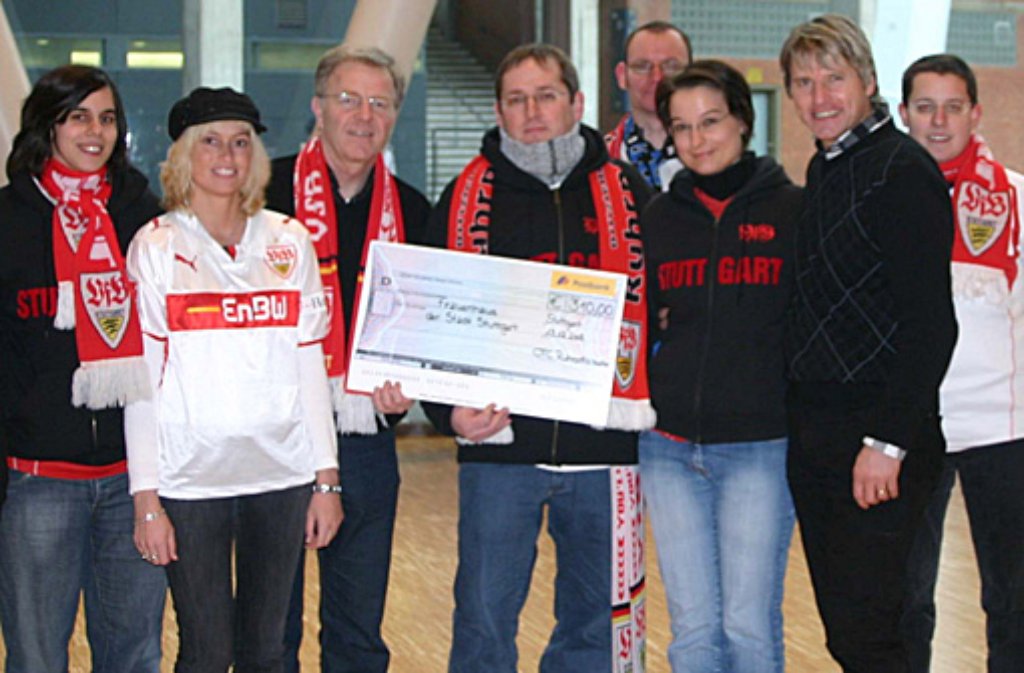 Im Rahmen einer Spendenaktion hat der Fanclub am 15. Dezember 2008 einen Scheck über 310 Euro für für einen guten Zweck an einen Vertreter der Stadt Stuttgart für das Frauenhaus in Stuttgart übergeben. Auch Peter Reichert (Zweiter von rechts), Fanbeauftragter des VfB und Ehrenmitglied der Ruhrpottschwaben, war dabei.