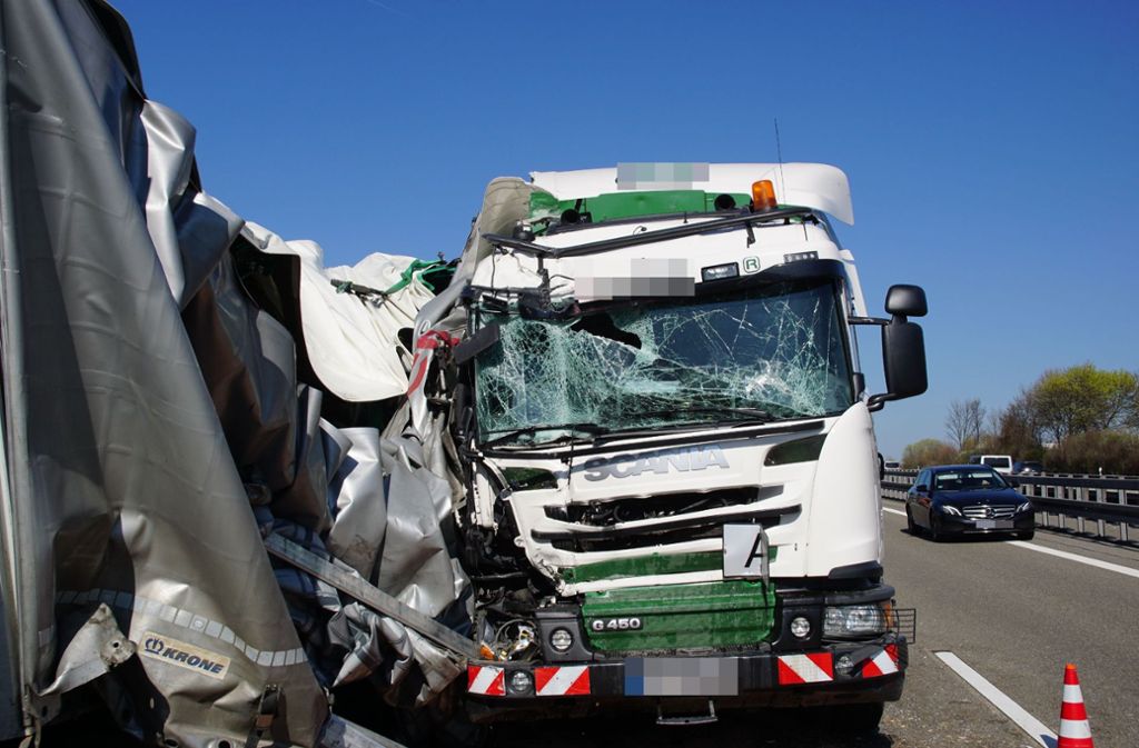 Auf der A8 bei Gruibingen ist es zu einem schweren Lkw-Unfall gekommen.