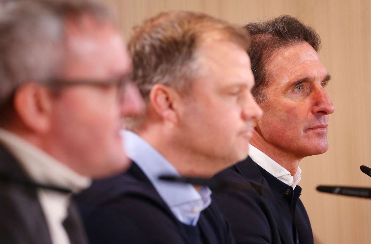 12. Dezember: Der VfB stellt in Fabian Wohlgemuth (Mitte) einen neuen Sportdirektor und in Bruno Labbadia (re.) einen neuen Cheftrainer vor. Kurz zuvor war die Ära des Sportdirektors Sven Mislintat in Stuttgart zu Ende gegangen.