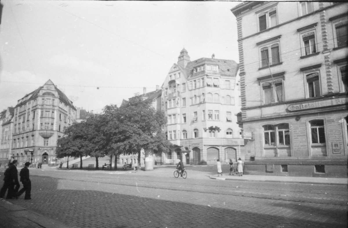 ... zur Neckarstraße, wo sich schon damals an der Einmündung von Urban- und Nikolausstraße ein baumbestandener kleiner Platz findet.