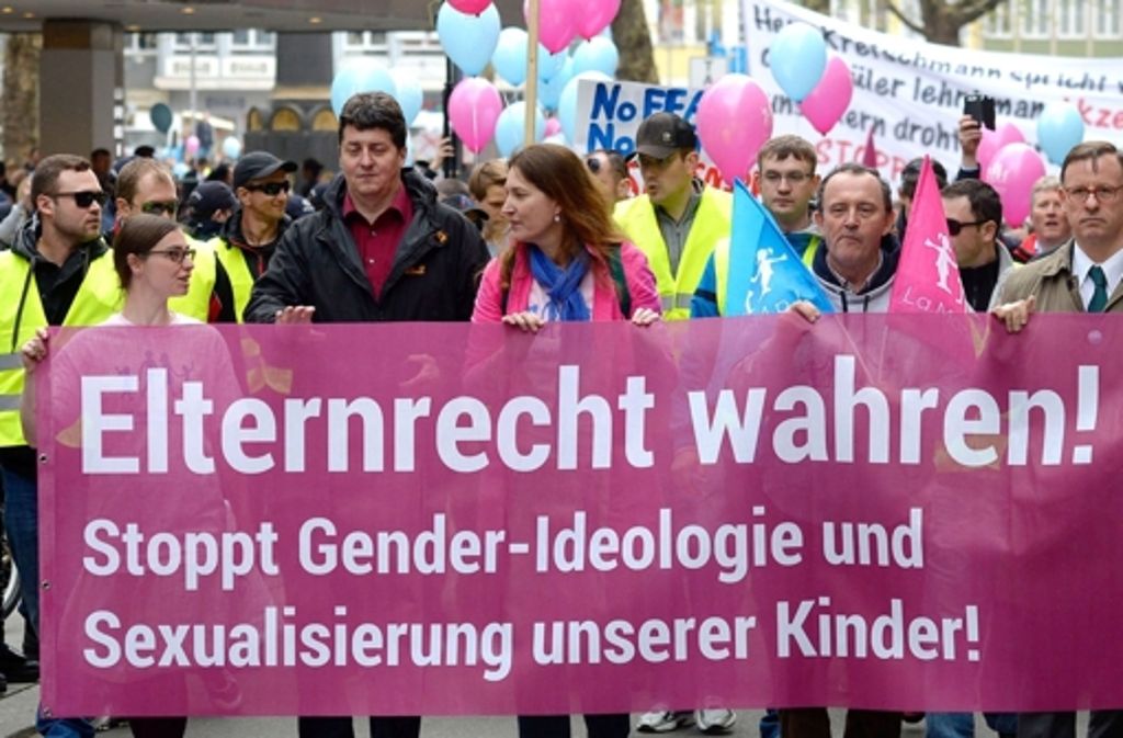 Mehrere hundert Gegner des grün-roten Bildungsplans sind am Samstag durch Stuttgart gezogen. Eindrücke von der Demo und den beiden Gegendemonstrationen sehen Sie in der Fotostrecke.