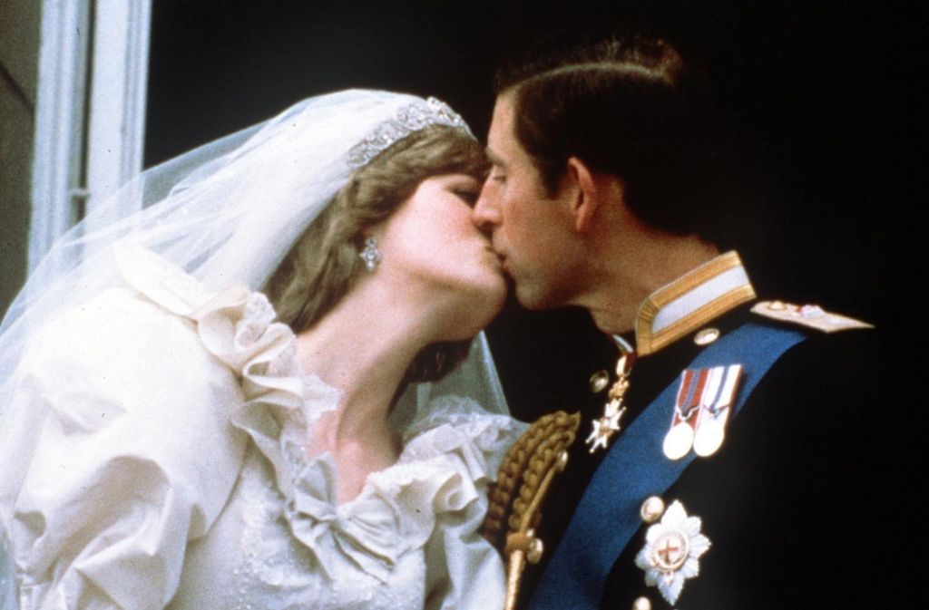 Nach ihrer Trauung küssen sich Prinz Charles und Lady Di auf dem Balkon des Buckingham Palace in London im Juli 1981.