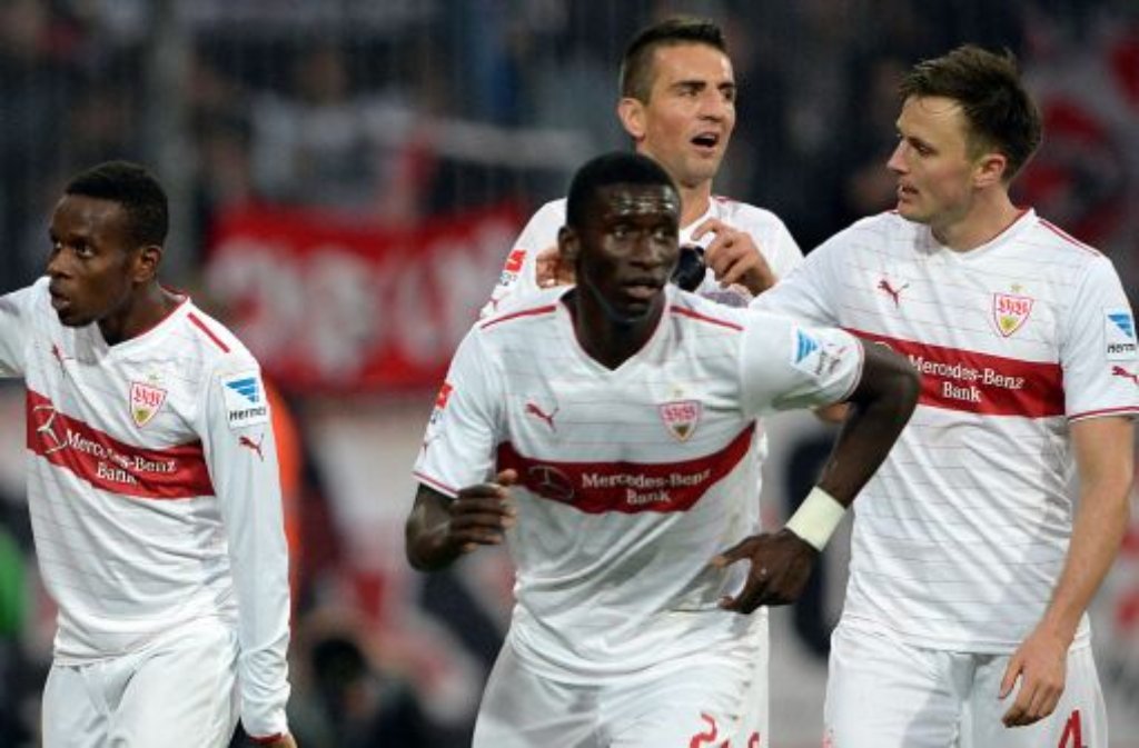 Stuttgarts Ibrahima Traoré (links) bejubelt seinen Treffer zum 0:3 gegen die Eintracht Braunschweig mit seinen Kollegen Antonio Rüdiger (Mitte), Vedad Ibisevic (hinten) und William Kvist. Foto: dpa
