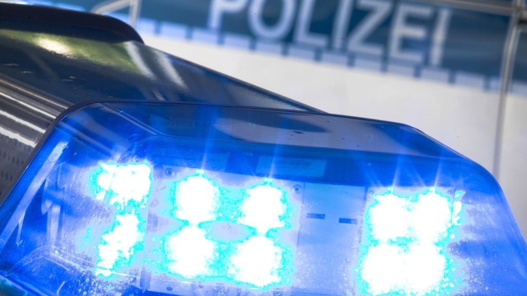 Blaulicht aus Stuttgart: 82-Jähriger fährt Fußgängerin an