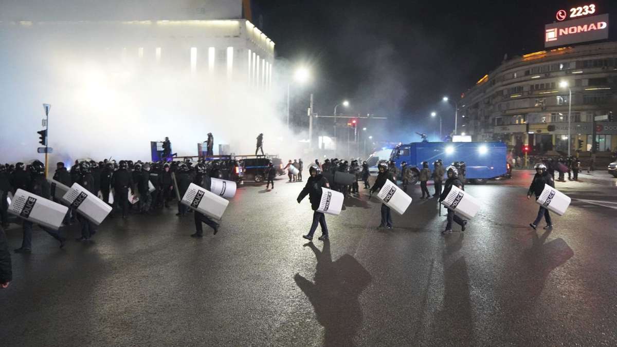  Bei den landesweiten Protesten in Kasachstan sind nach Regierungsangaben mehr als 200 Menschen festgenommen worden. 95 Polizisten wurden verletzt. Nun entließ der Präsident sogar die Regierung. 