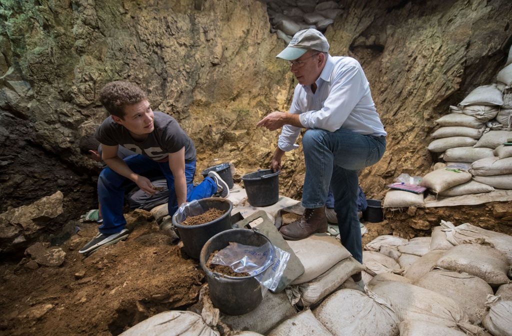 Der Archäologe Nicholas Conard (rechts) unterhält sich im Grabungsbereich mit einem Studenten.