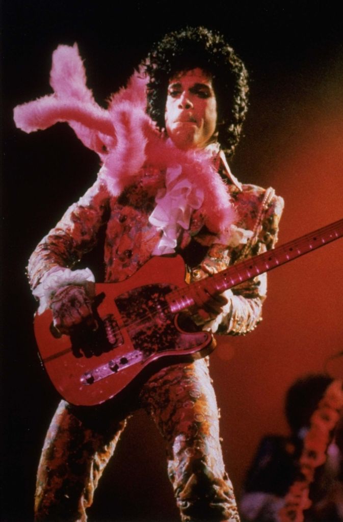 1993 legte Prince seinen Künstlernamen ab. Hintergrund waren Streitigkeiten mit seiner damaligen Plattenfirma Warner Bros. Records. Bis ins Jahr 2000 trug er keinen Namen, sondern ein Symbol als Pseudonym. Das Foto datiert aus dem Jahr 1985.