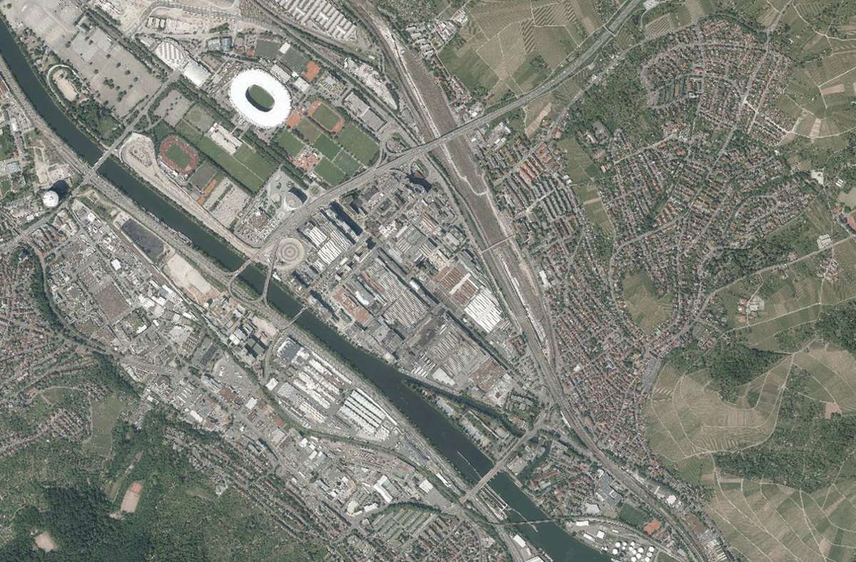 Beim Werk in Untertürkheim fällt vor allem das neu gestaltete Stadion des VfB Stuttgart ins Auge.