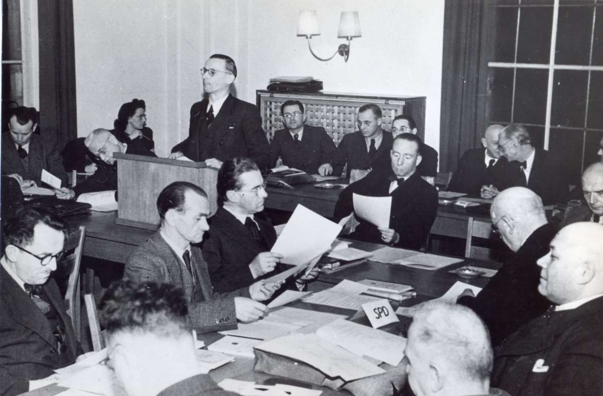 Eine Gemeinderatssitzung in der Nachkriegszeit mit Josef Hirn am Rednerpult, er unterlag bei der ersten OB-Wahl 1948 Arnulf Klett (mit Fliege)