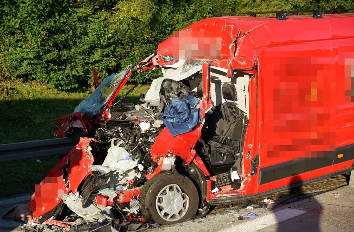 Die Rettungskräfte mussten den 26-jährigen Transporter-Fahrer aus seinem Wagen befreien.