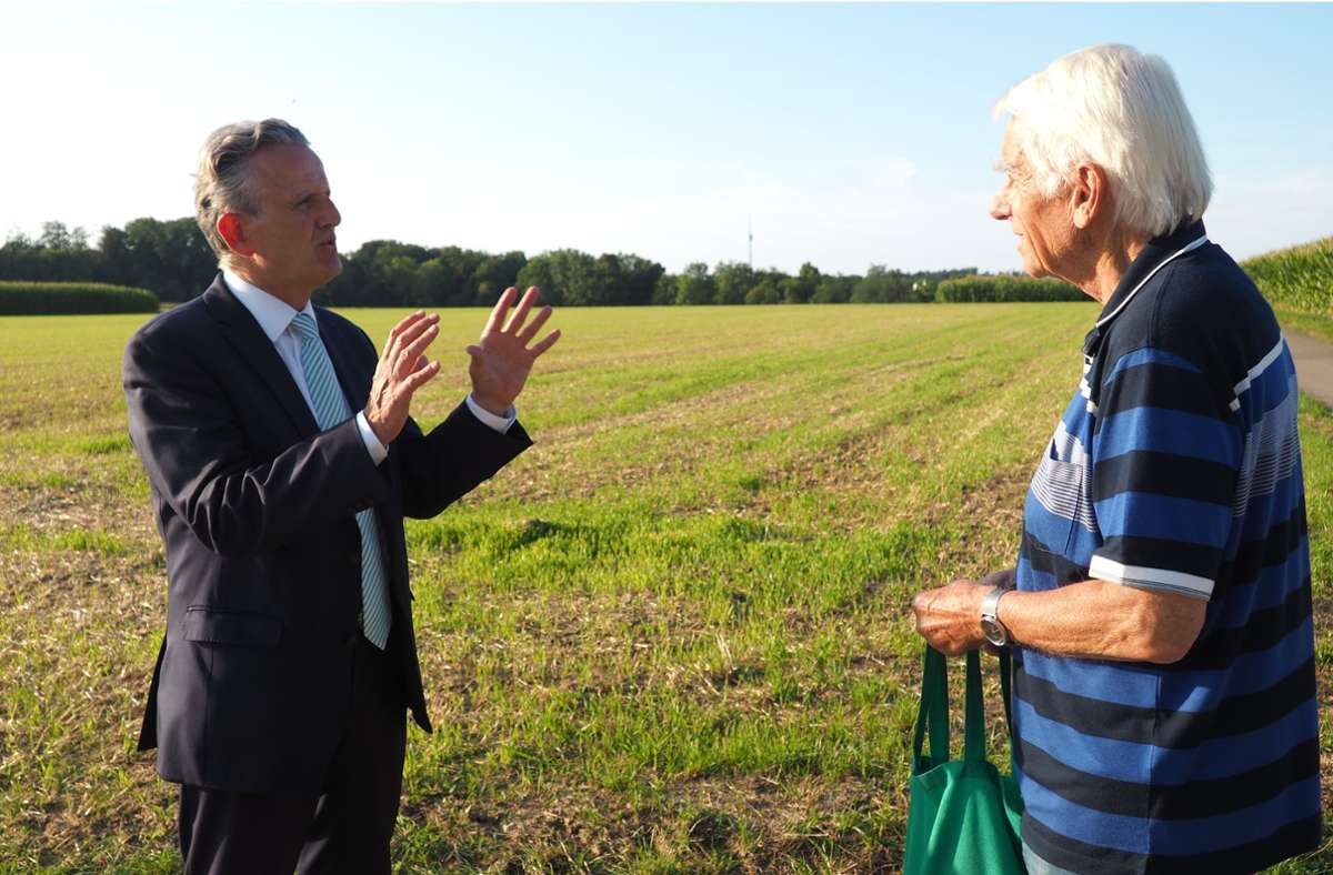 Im August 2021 war Frank Nopper (l.) auf dem Birkacher Feld und sprach mit Vertretern des Aktionsbündnisses. Foto: Wahlenmaier