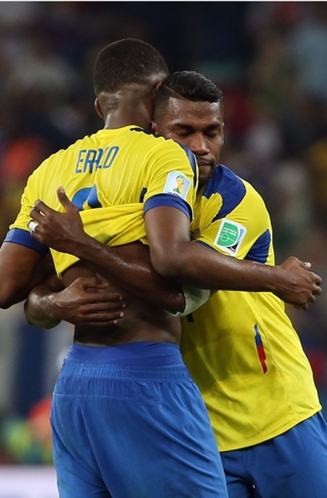 Die Mannschaft aus Ecuador kam nicht über die Gruppenphase hinaus. Nach dem Spiel tröstete man sich gegenseitig.