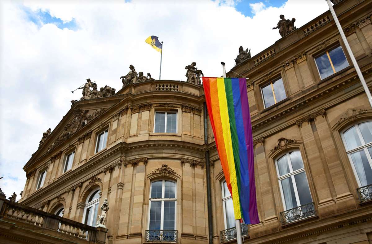 Rainbow-Flagge am Neuen Schloss, von Ministerpräsident Winfried Kretschman veranlasst.