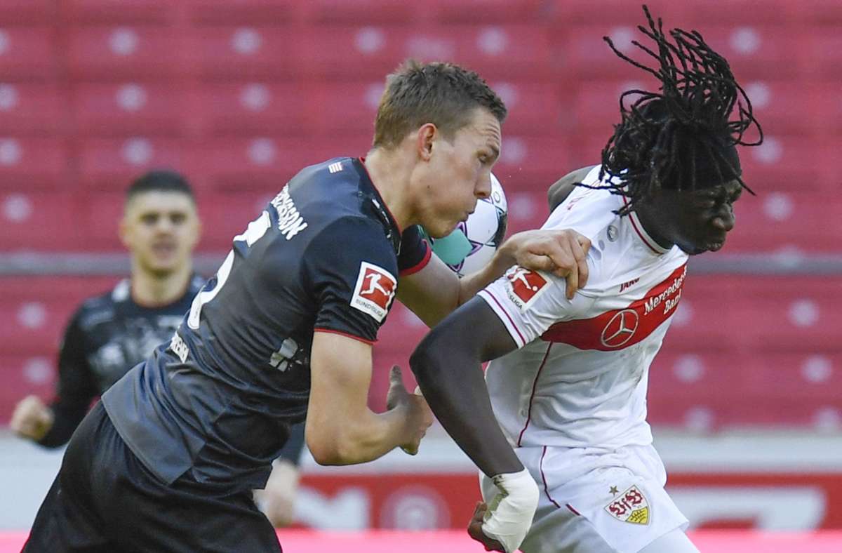Dann geht der VfB Stuttgart doch noch in Führung: Ludwig Augustinsson (links) trifft in der 81. Minute per Kopf ins eigene Tor.