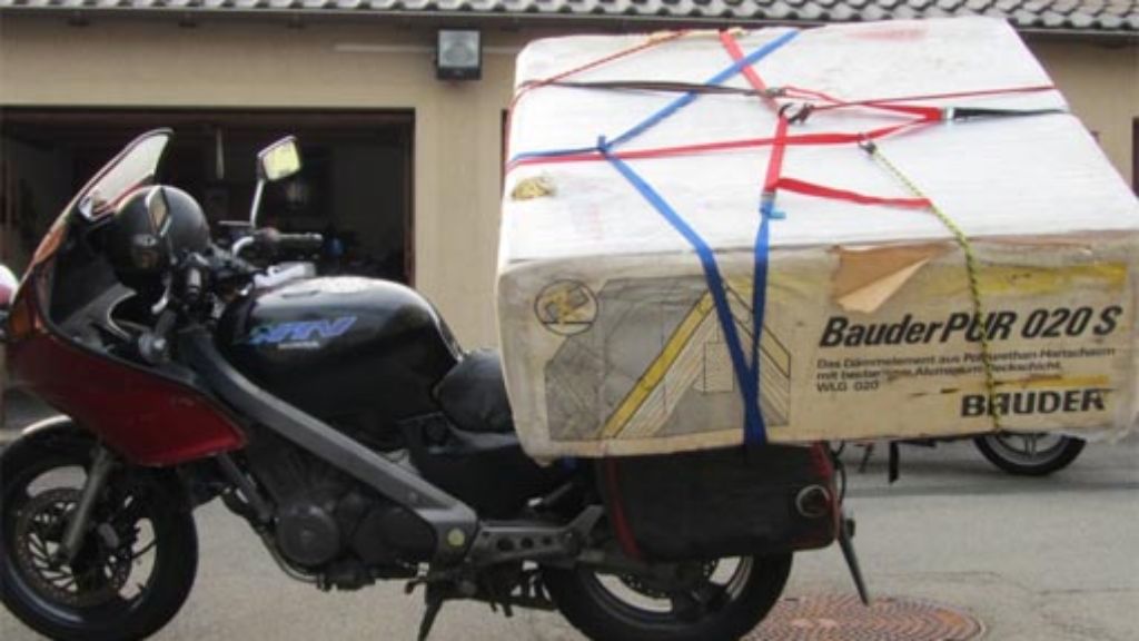  Die Polizei hat in Balingen im Zollernalbkreis ein mit PU-Schaum-Platten beladenes Motorrad eines 52-Jährigen aus dem Verkehr gezogen. 