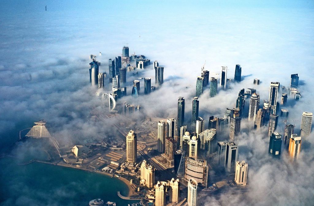 Die Skyline von Doha, der Hauptstadt des arabischen Emirats Katar, liegt in einem Nebelmeer.