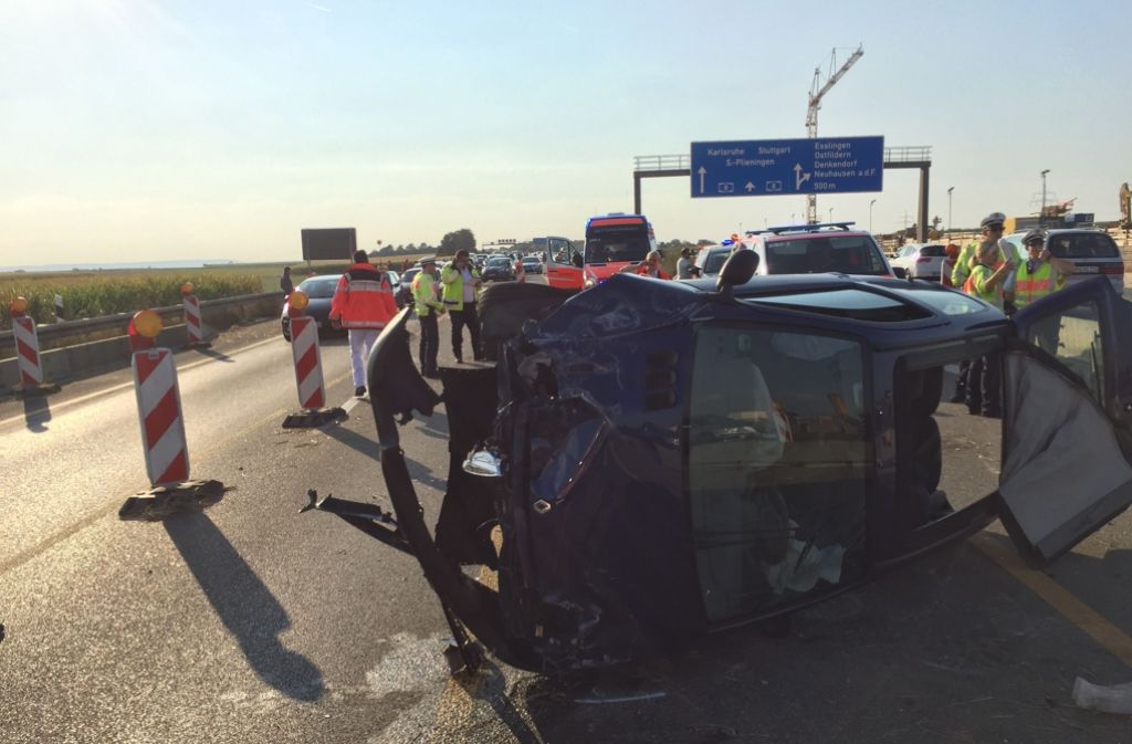 Bei einem Unfall auf der A8 bei Esslingen ist eine vierköpfige Familie teils schwer verletzt worden.