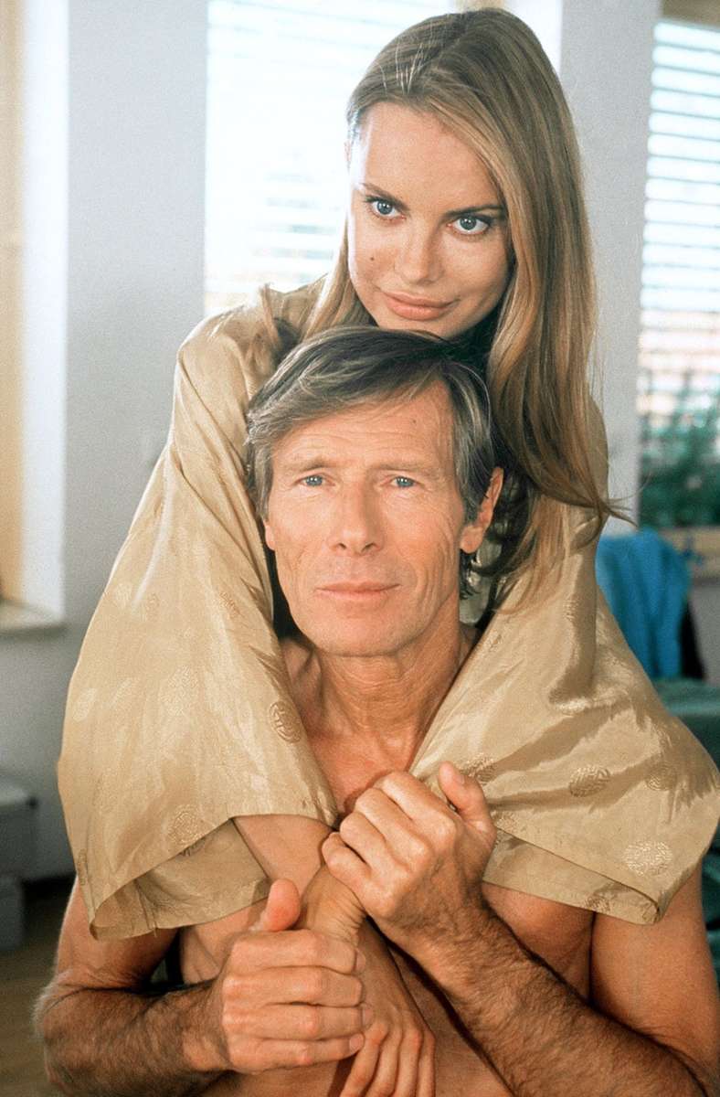 Dass ihm in den Siebzigern das Image eines Frauenschwarms anhaftete, verleugnet Horst Janson nicht – hier mit Xenia Seeberg in dem Fernsehfilm „Liebe, Tod und viele Kalorien“ aus dem Jahr 2001.