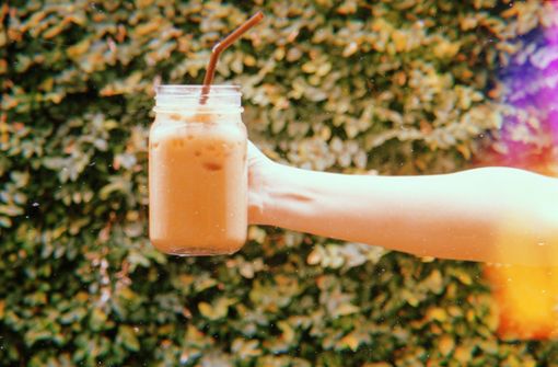 Gibt es etwas Besseres als einen eiskalten Kaffee an einem heißen Sommernachmittag? Foto: imago/Panthermedia