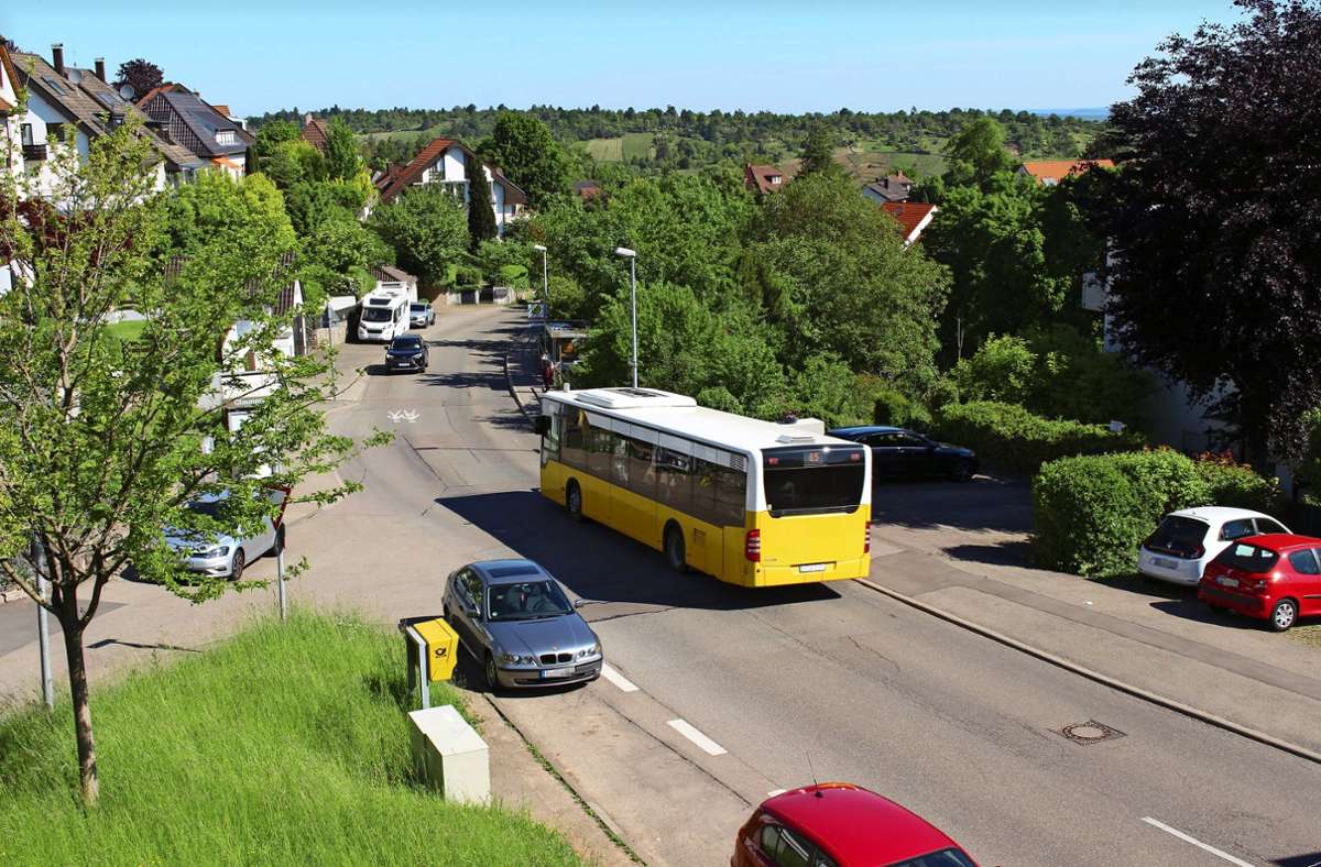 Die Mannspergerstraße in Heumaden, Blickrichtung Lederberg. Laut einer Anwohnerin fahren hier oft Autos zu schnell. Foto: Holowiecki