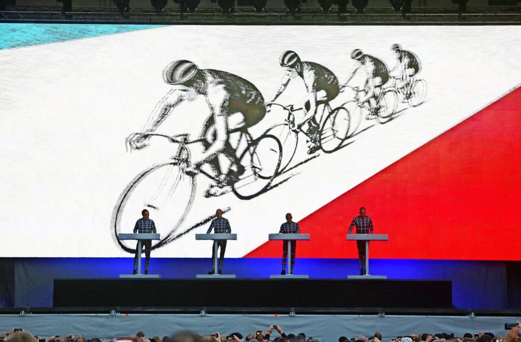 So sieht es aus, wenn Kraftwerk Musik macht: Vier Herren an Pulten, dahinter bunte Bilder.