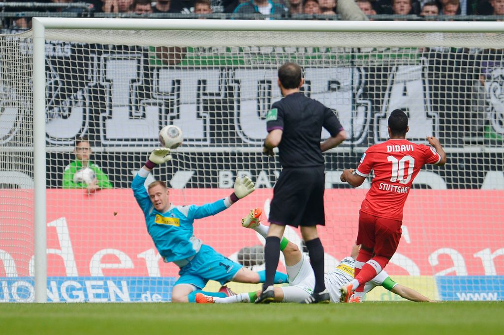 In der 12. Minute trifft Daniel Didavi im Spiel VfB gegen Gladbach sein erstes Saisontor und schießt die Stuttgarter damit in Führung.