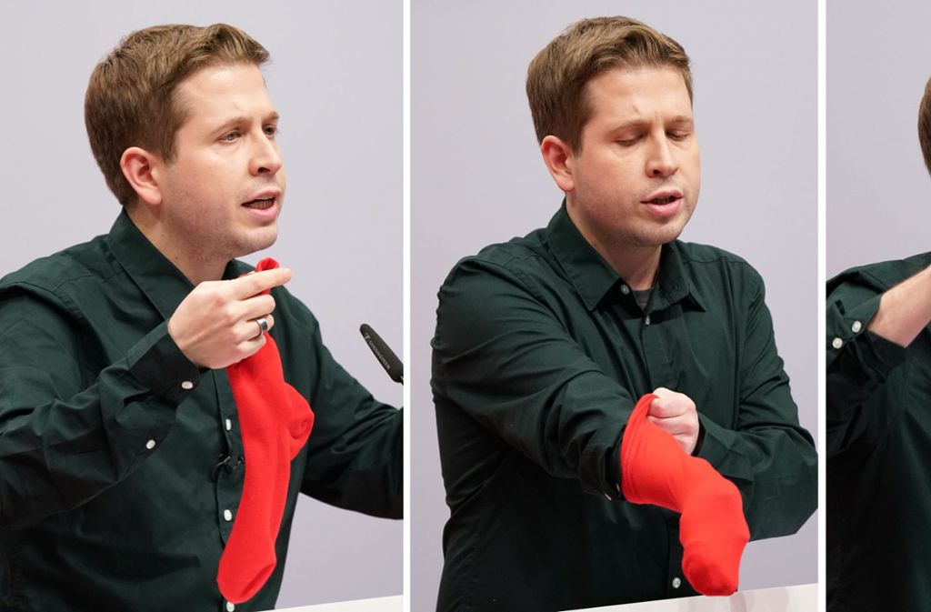 Kevin Kühnert ist seit kurzem Vize-Chef der SPD. Mit Krawatte hat man ihn noch nicht gesehen. Dafür im schwarzen Hemd und mit roten Socken.