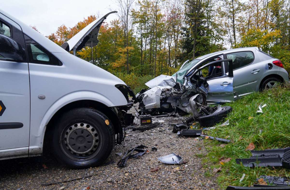 Eine 62 Jahre alte Autofahrerin geriet in Welzheim auf die Gegenfahrbahn und stieß mit einem entgegenkommenden Fahrzeug zusammen.