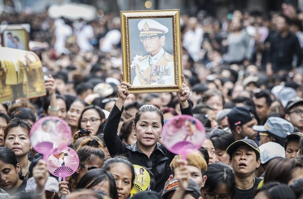Abertausende Menschen haben sich in Thailands Hauptstadt Bangkok versammelt,...