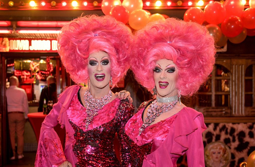 Durften auf der Gästeliste nicht fehlen: Die Travestiekünstlerinnen Barbie (links) und Lee.