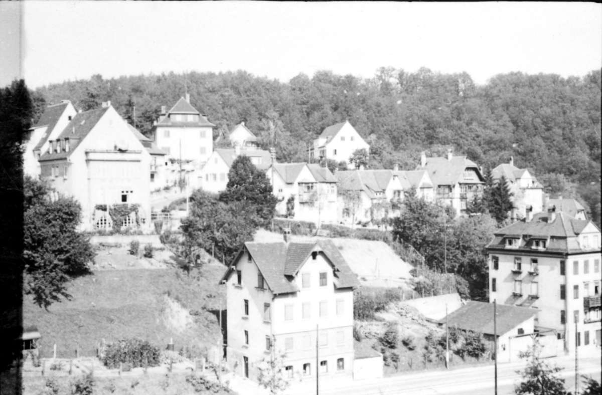 Für dieses Foto ist der Fotograf sogar auf den Hügel gestiegen; hier fotografiert er die Häuser oberhalb der Haltestelle Waldeck.