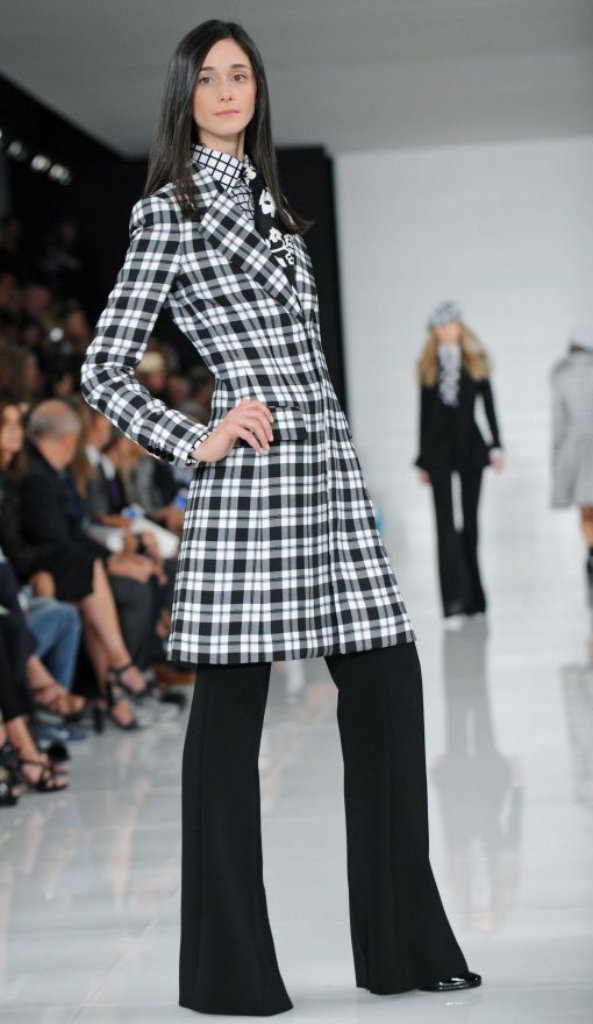 Ralph Lauren schickt seine Models in klassischem Schwarz und Weiß oder in knalligen Farben über den Laufsteg.