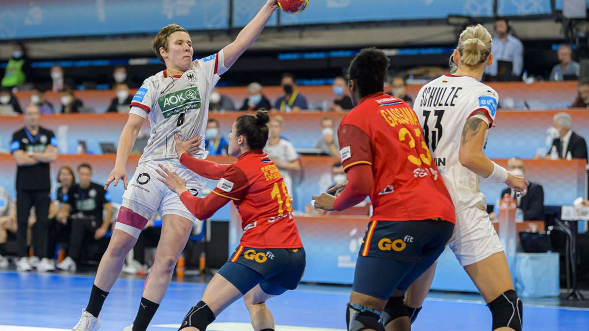  Für Deutschlands Handball-Frauen platzt der Traum von der ersten WM-Medaille seit 14 Jahren. Am Dienstagabend verlieren sie gegen Gastgeber Spanien. 