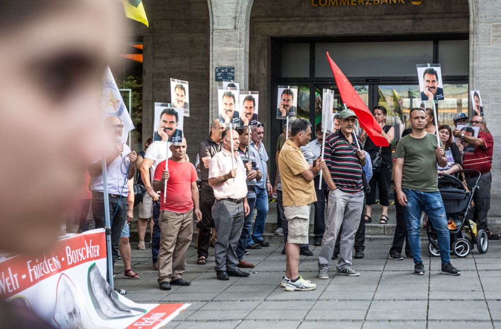 Die Teilnehmer der Demonstration fordern die Freilassung Abdullah Öcalans.