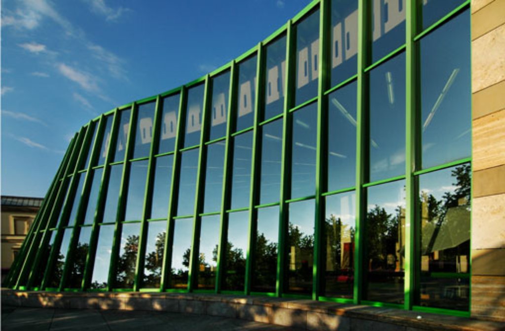 Die geschwungene Glasfassade mit den grünen Verstrebungen ist ihr Markenzeichen: Die Neue Staatsgalerie in Stuttgart.